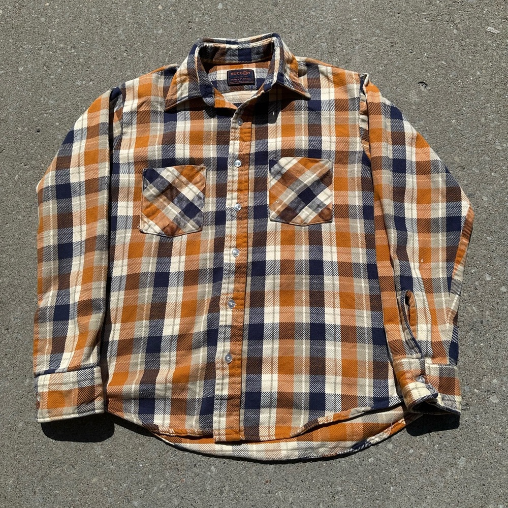 Vintage 70s sutton plaid button up shirt
Woven flannel Fits like a medium